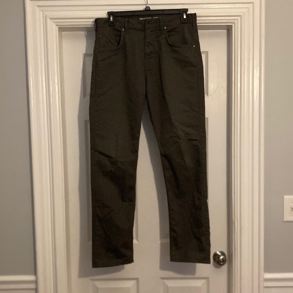 Men’s Patagonia Straight Leg Pant in Green/Gray.